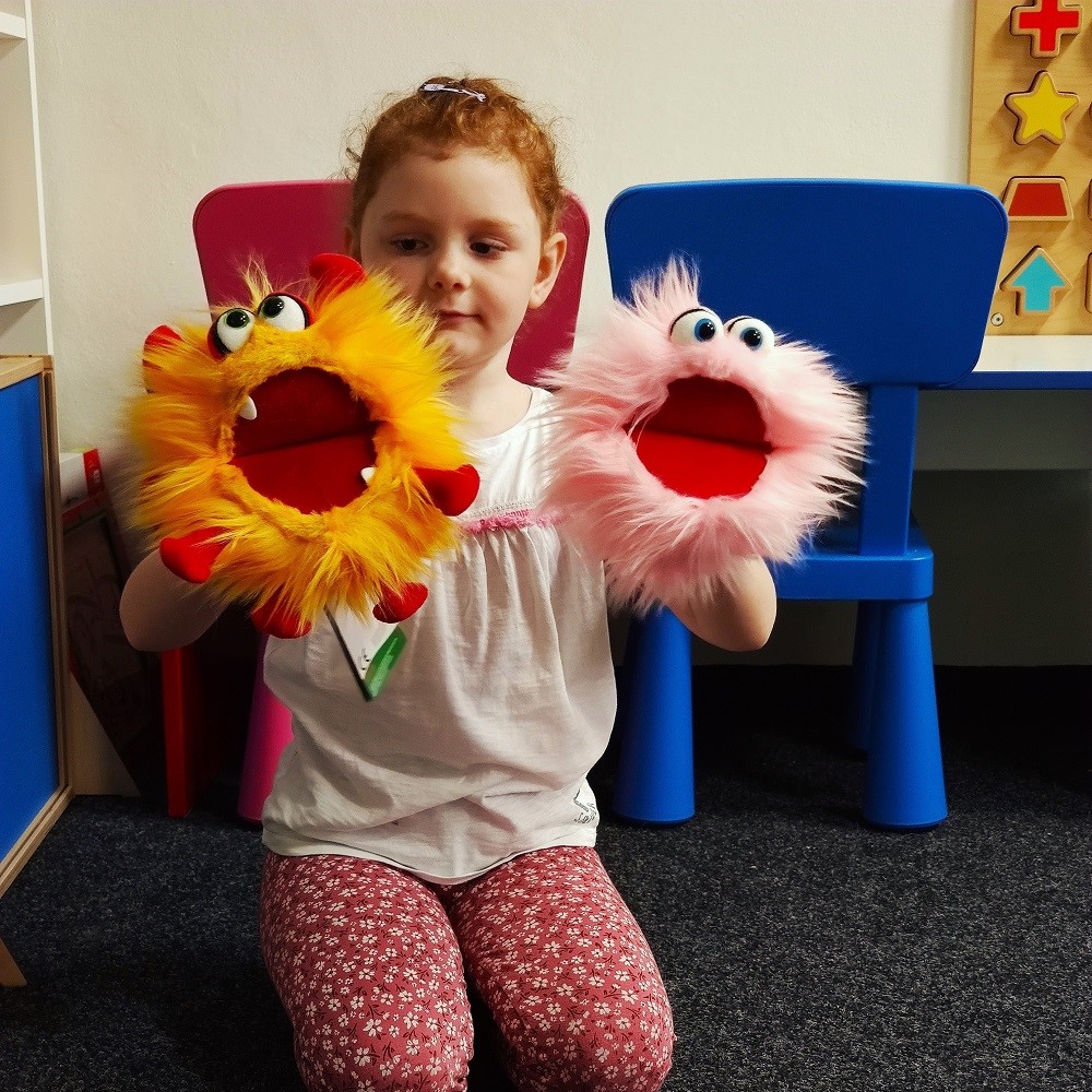  Dívka s maňáskama Bacila a Tárajka