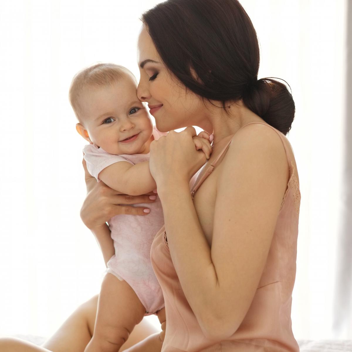 Mama s dieťaťom v náručí